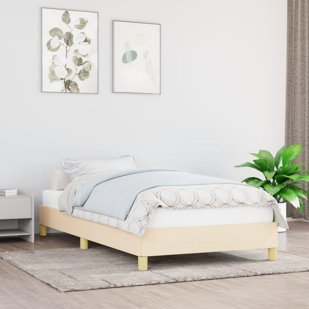 Ein Bettkasten praegt das Bettgestell in Creme