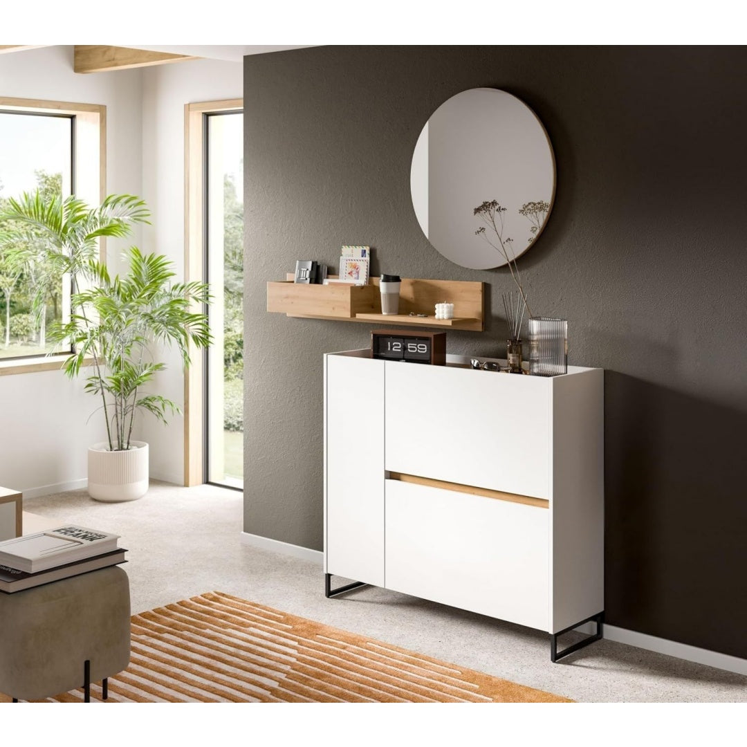 Schuhschrank aus Holzwerkstoff zeigt einen Spiegel