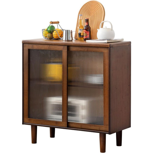 Glastueren treffen auf Schiebetueren an dem Sideboard