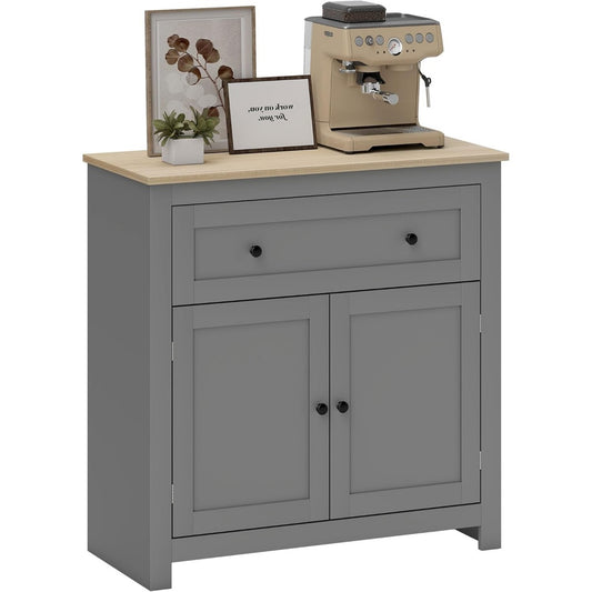 Holzoptik und Metallgriffe an dem Sideboard