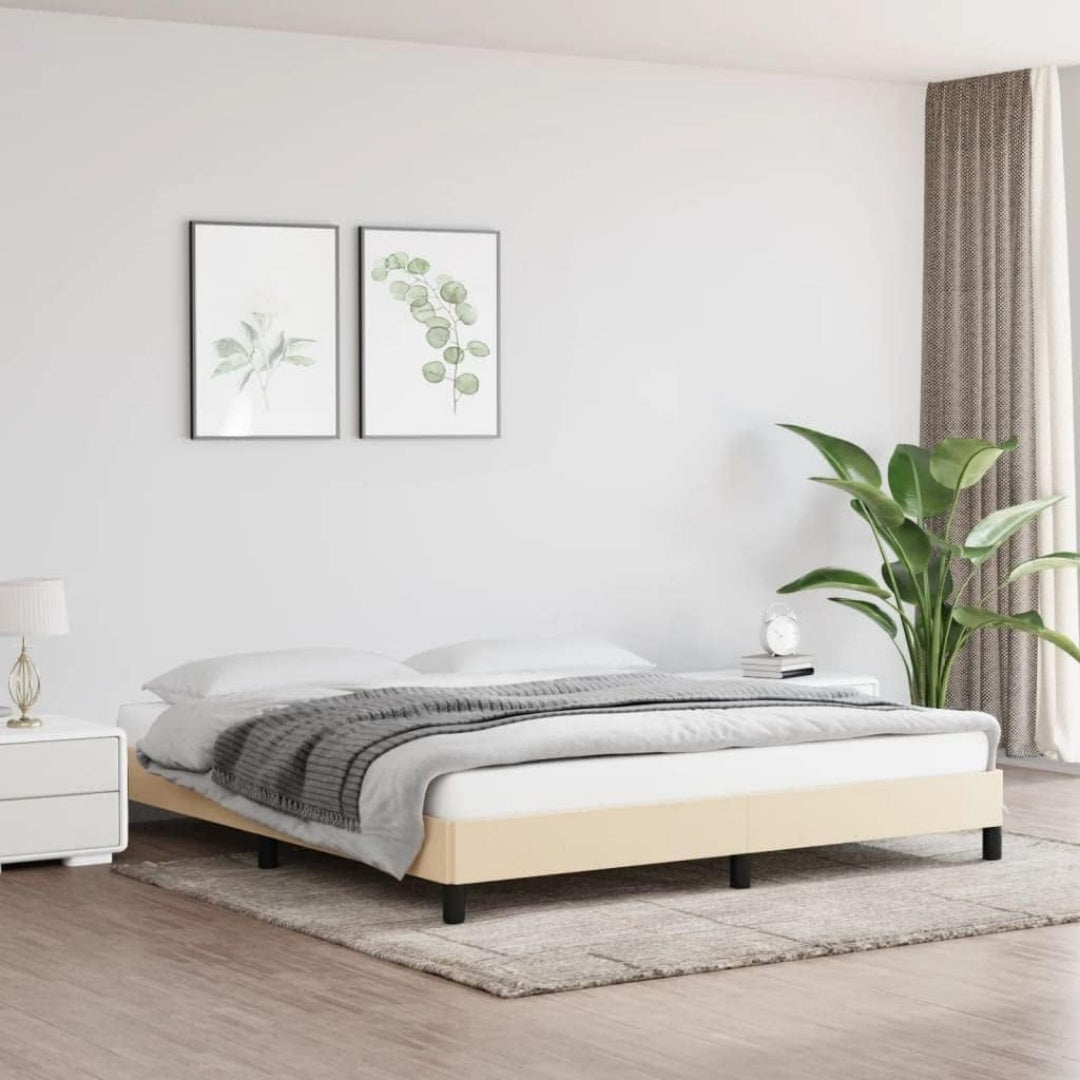 Das Bettgestell nimmt mit 203 x 163 x 25 cm Gestalt an