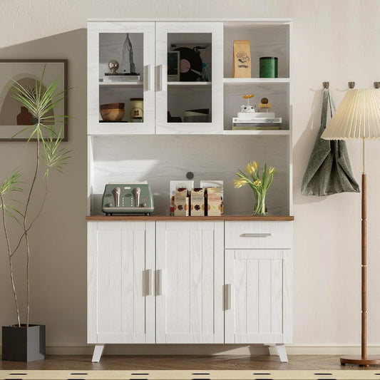 Glastueren und offene Ablagen an dem Hochschrank
