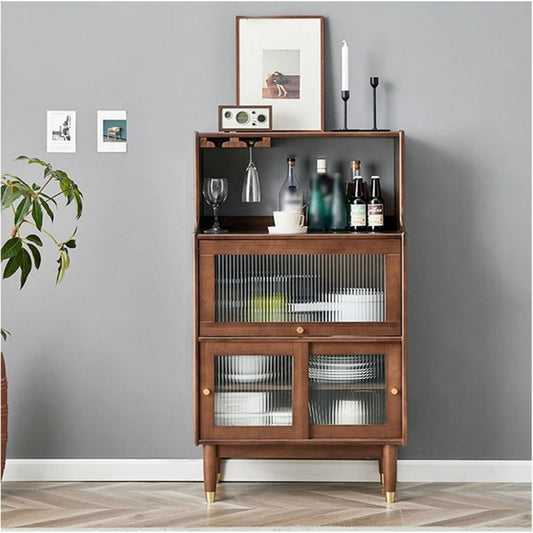 Glastueren und geschlossenen Stauraum bestimmen das Sideboard
