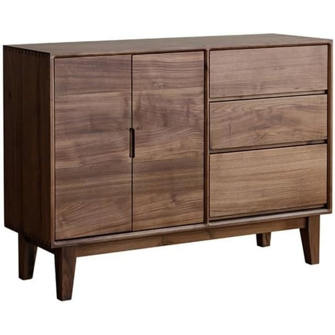 Das Sideboard misst 160 x 40 x 85 cm in Nussbaumbraun