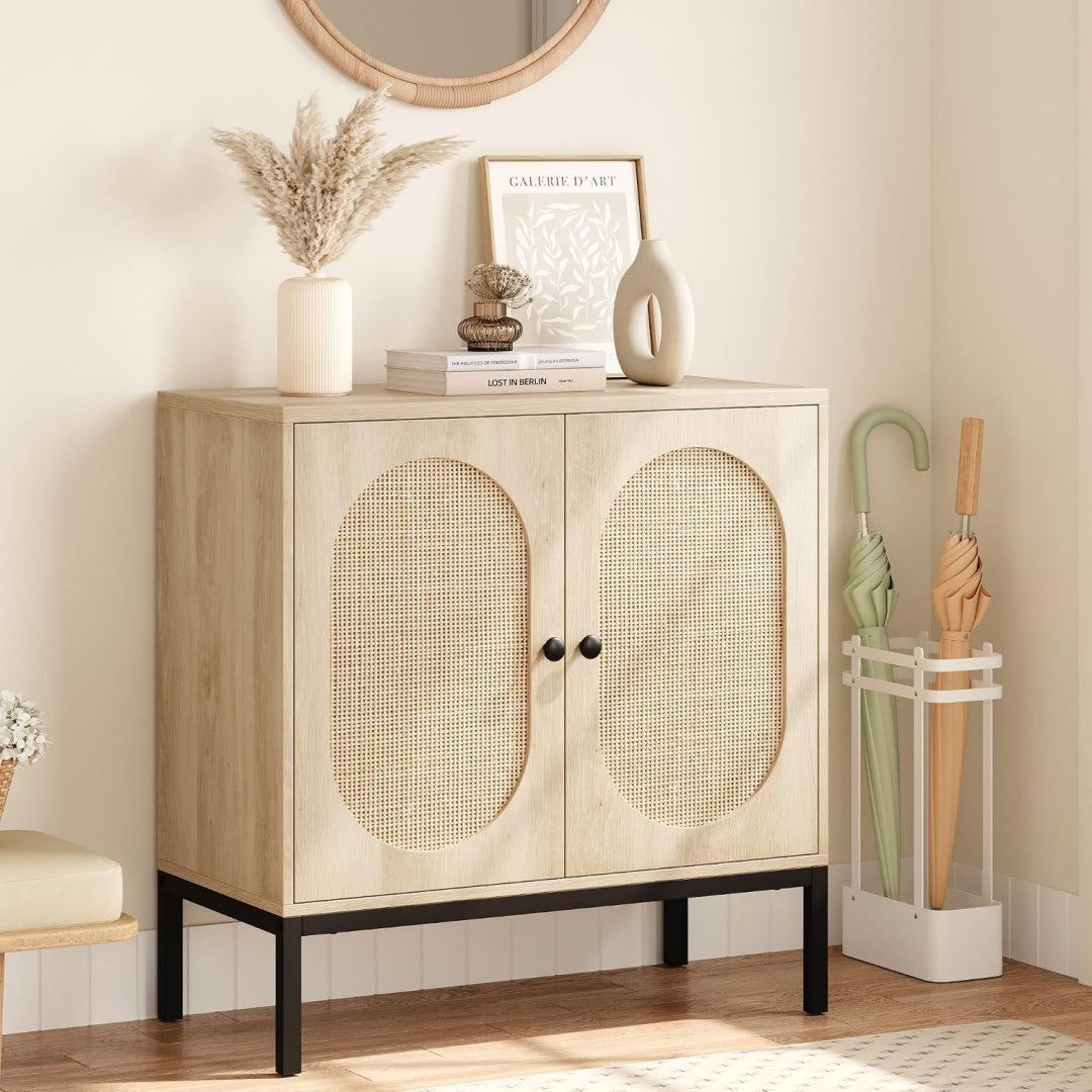 Flechtoptik trifft auf ein Metallgestell an dem Sideboard